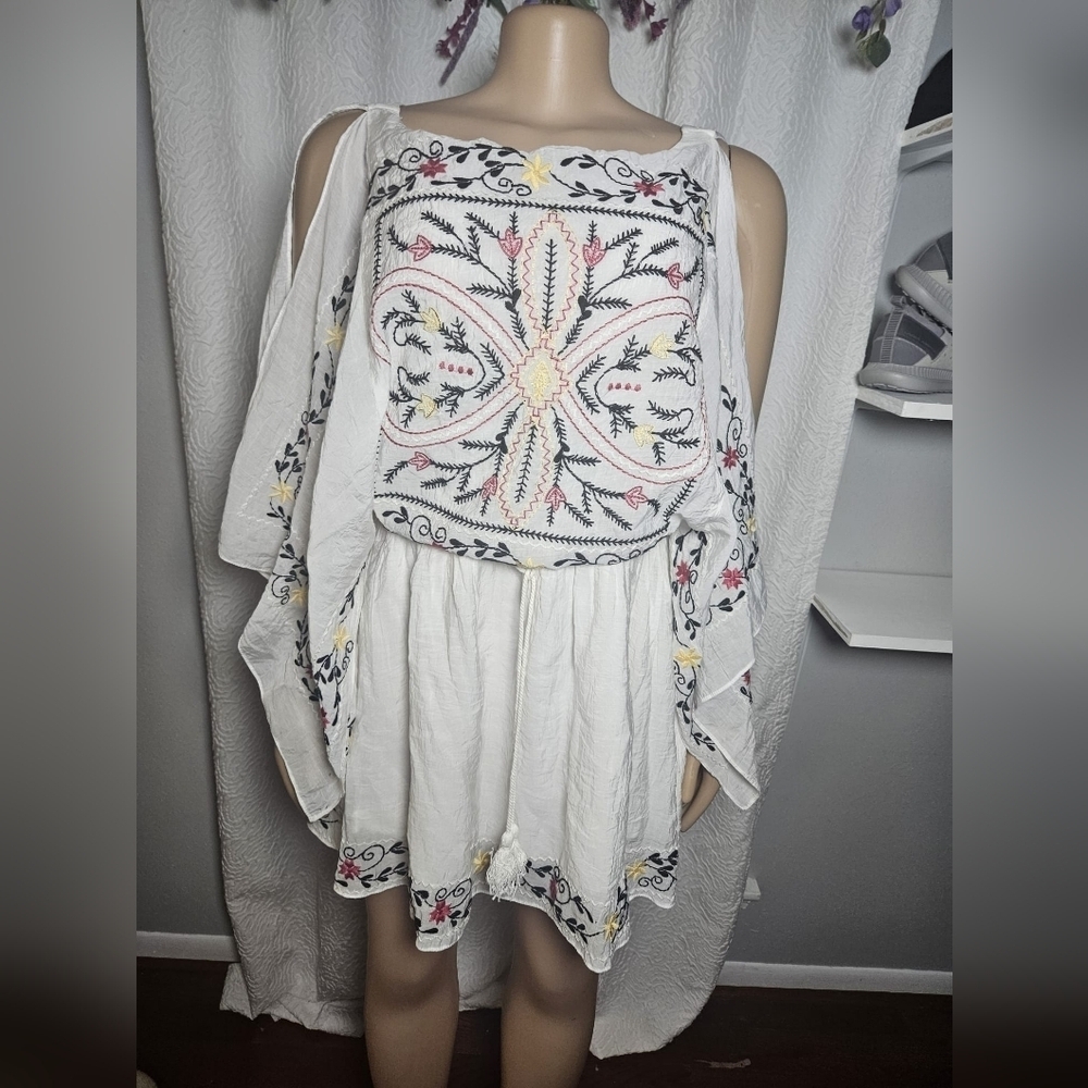 Umgee White Flutter Sleeve Blouse with Graphic Design
